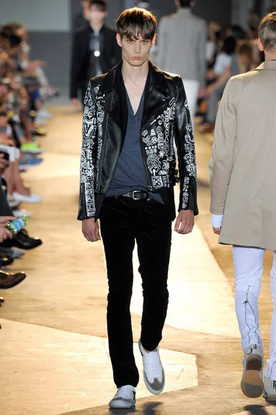 Look 16